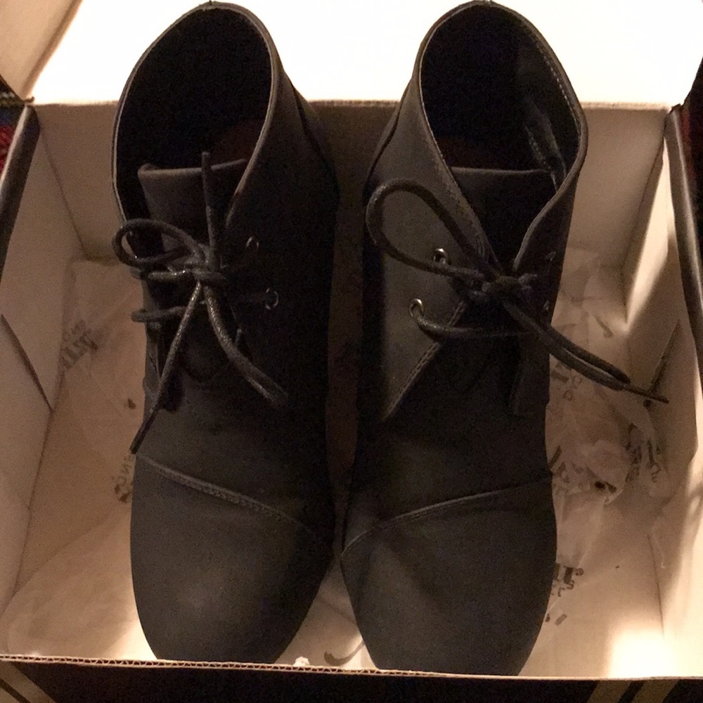 Women’s tie wedge bootie